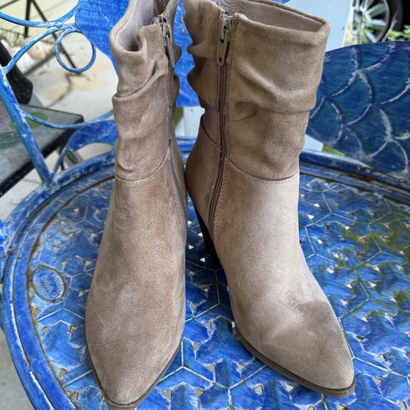 Universal Thread Cianna Taupe Faux Suede Slouch Boots Sz 6 - Picture 1 of 11